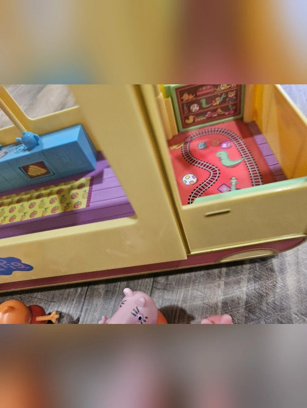 Peppa Pig Transforming Camper Bus & 5 Characters 17 Inch